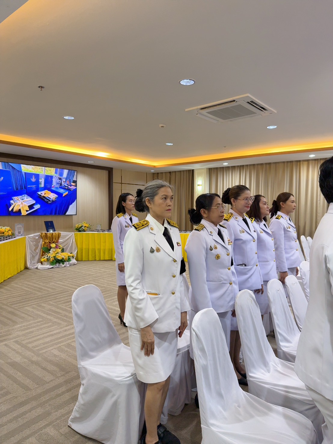 title - วันที่ 2 มีนาคม 2569 เวลา 10.00 น. นายวิทูล ประดิษฐบุญ ปฏิรูปที่ดินจังหวัดปราจีนบุรี มอบหมายให้ เจ้าหน้าที่ ส.ป.ก.ปราจีนบุรี เข้าร่วมพิธีมอบปฏิทินหลวง พุทธศักราช 2569 พระราชทานสำหรับความสุขปีใหม่ เบื้องหน้าพระบรมฉายาลักษณ์  และพิธีมอบหนังสือสารานุกรมไทยสำหรับเยาวชนฯ เล่ม 45 ฉบับพระราชทาน